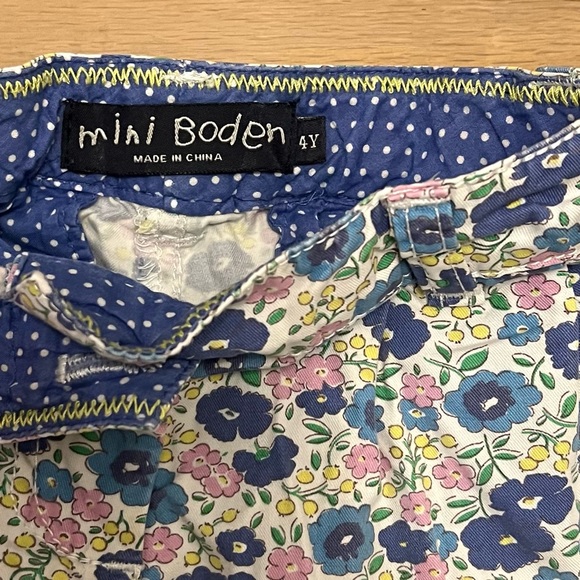Mini Boden cotton floral shorts size 4 - Picture 4 of 5